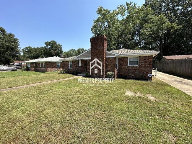 Building Photo - FIRST MONTHS RENT FREE!