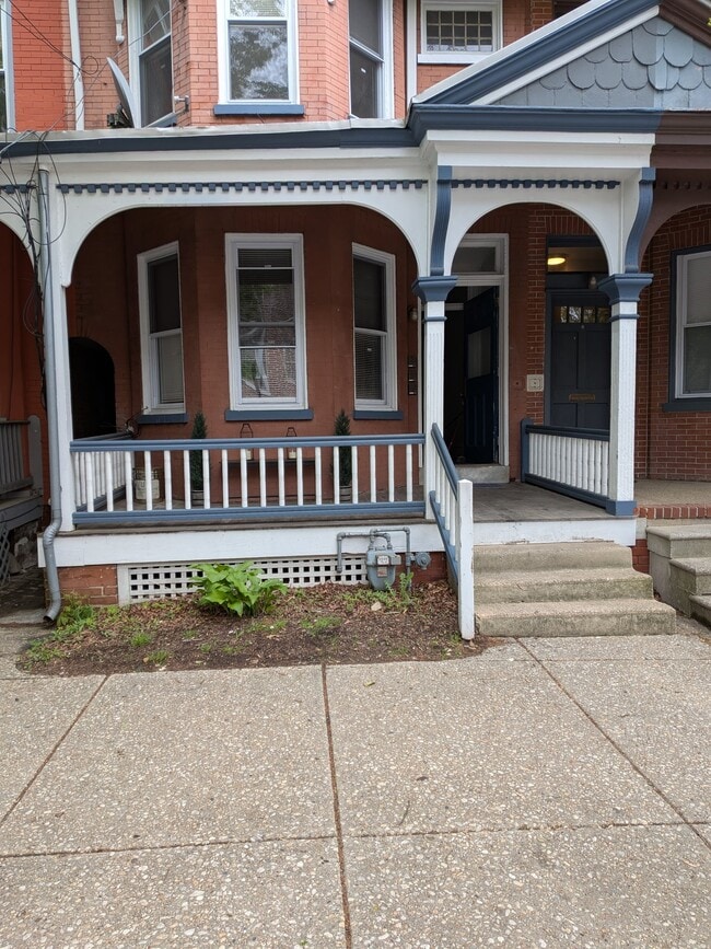 Building Photo - 806 N Van Buren St