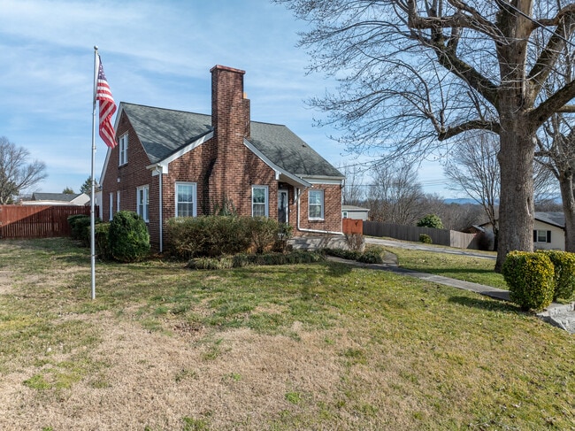 Building Photo - 412 Keeble St