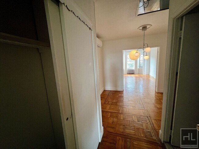 Foto del edificio - 2.5BR 1BA Crown Heights Limestone Parlor L...