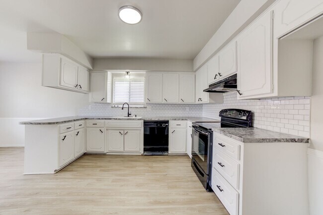 Building Photo - S 67th Ave E Duplex