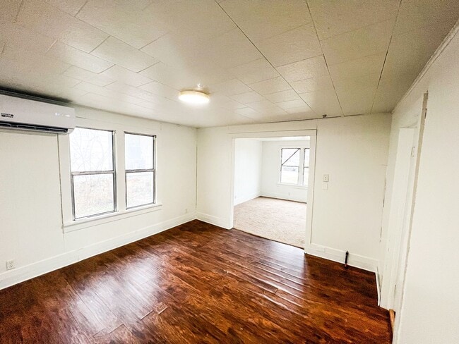 Building Photo - Charming 2 Bed, 1 Bath Home with Modern Kitchen