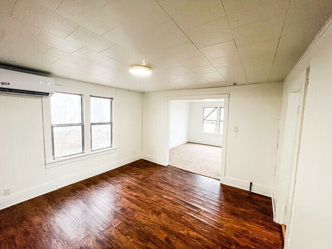 Foto del edificio - Charming 2 Bed, 1 Bath Home with Modern Kitchen