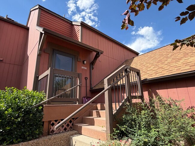 Building Photo - Wonderful 3-bedroom, 2.5 bath townhouse in Unbeatable South Boulder Location