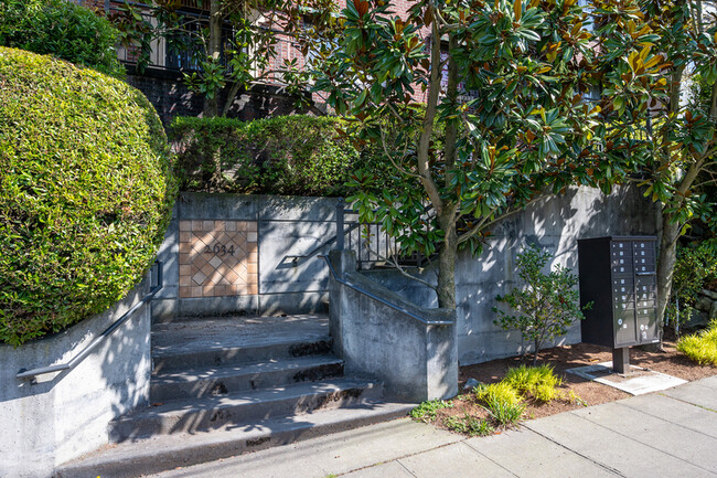 Building Photo - 2634 Franklin Ave E