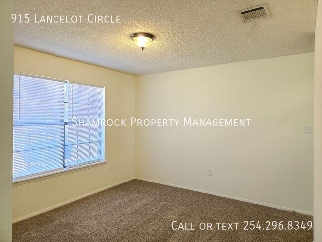 Foto del edificio - Midway ISD flat unit in great location.