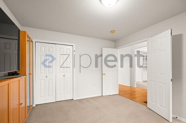 Building Photo - Unit