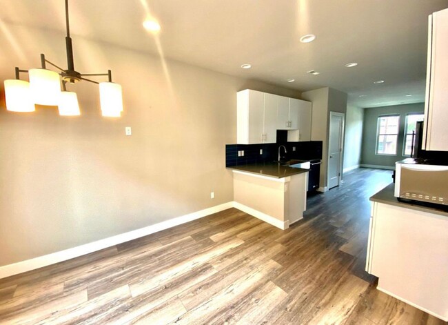 Foto del edificio - Sleek 3 Bedroom Townhome - Lincoln Park