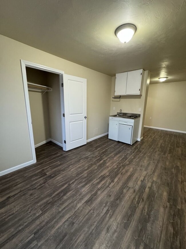 Building Photo - Modern studio apartment in Springfield on ...