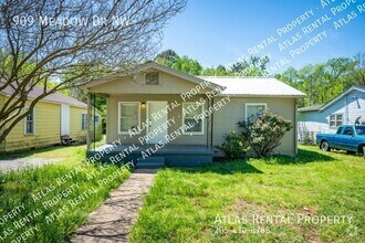 Building Photo - 909 Meadow Dr NW