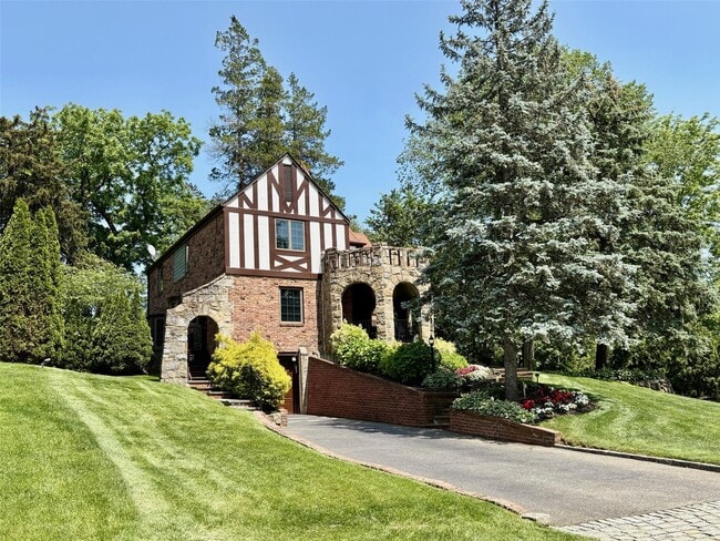 Building Photo - 5 Rockcrest Rd