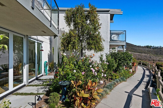 Building Photo - 6240 Tapia Dr