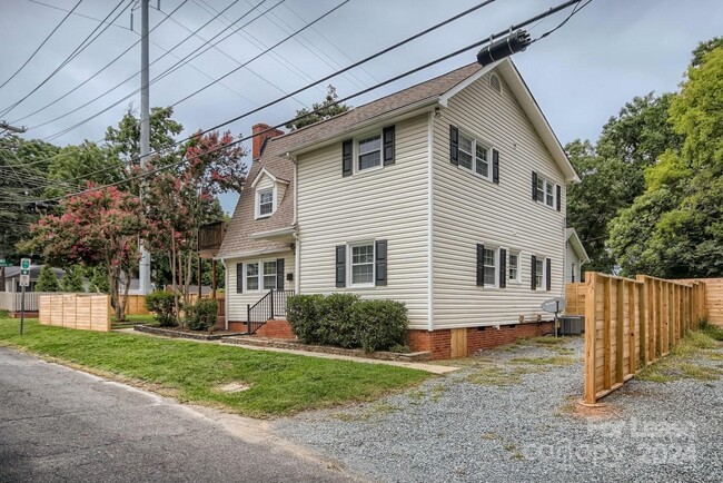 Building Photo - 1301 Lattimore St
