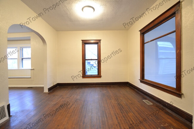 Foto del edificio - 724 E Washington St