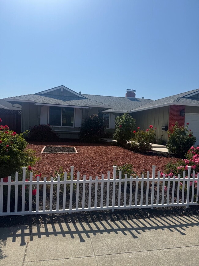 Building Photo - Charming 4 bedrooms and 2 full bathrooms L...