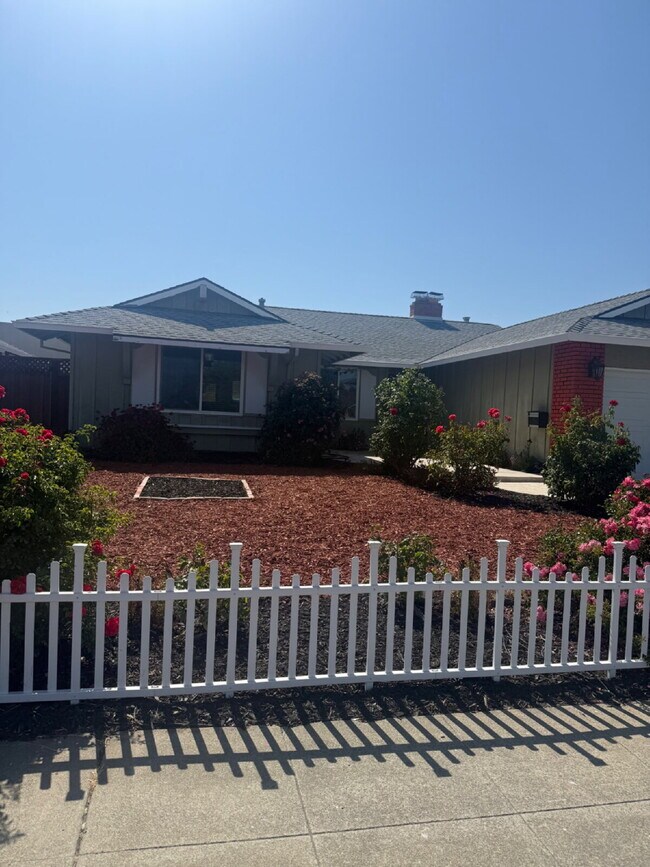 Foto del edificio - Charming 4 bedrooms and 2 full bathrooms L...