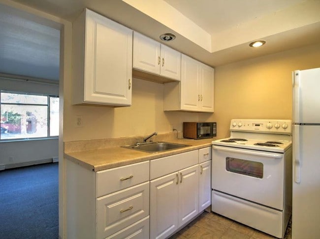 Interior Photo - 1820-1860 Alpine Ave