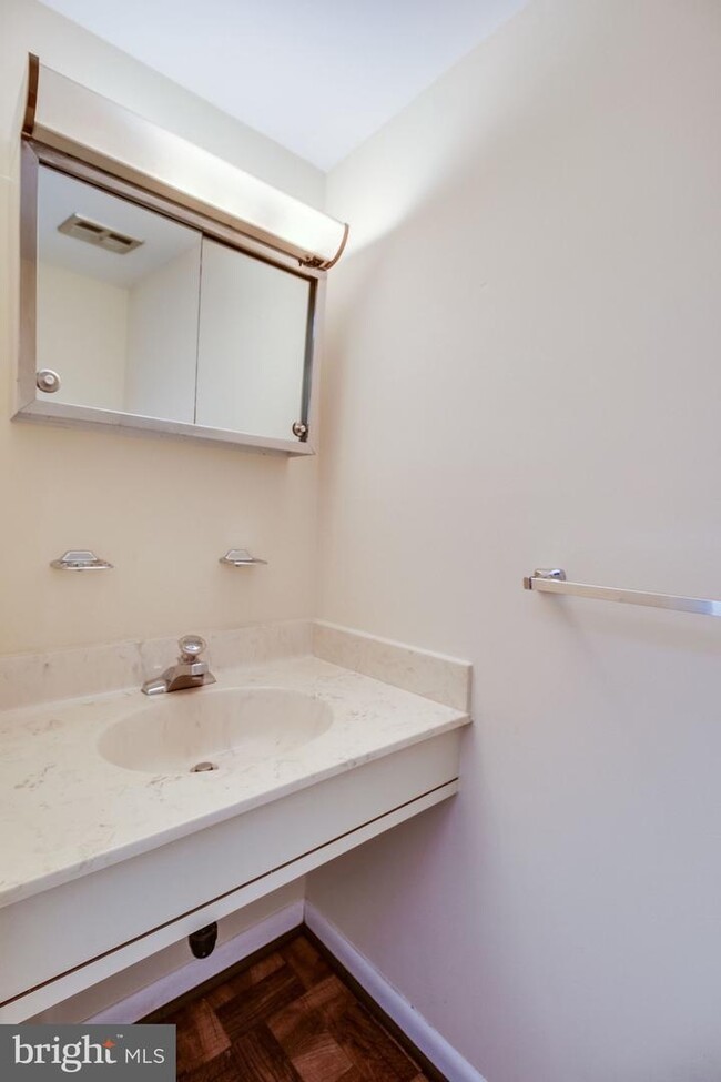 Building Photo - 5122 Cliffhaven Dr