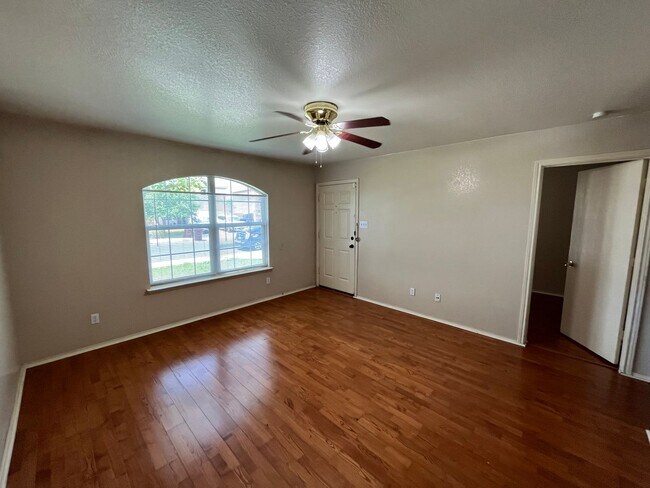 Foto del edificio - 8107 Heights Valley, Converse, TX. 78109