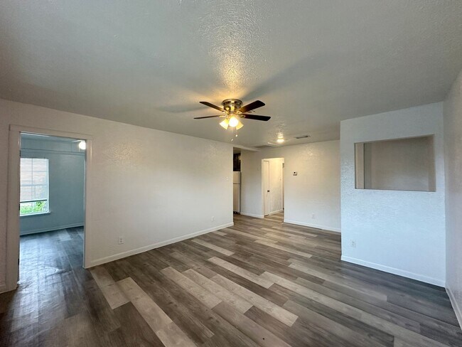 Foto del edificio - 910-912 Stetson Ave