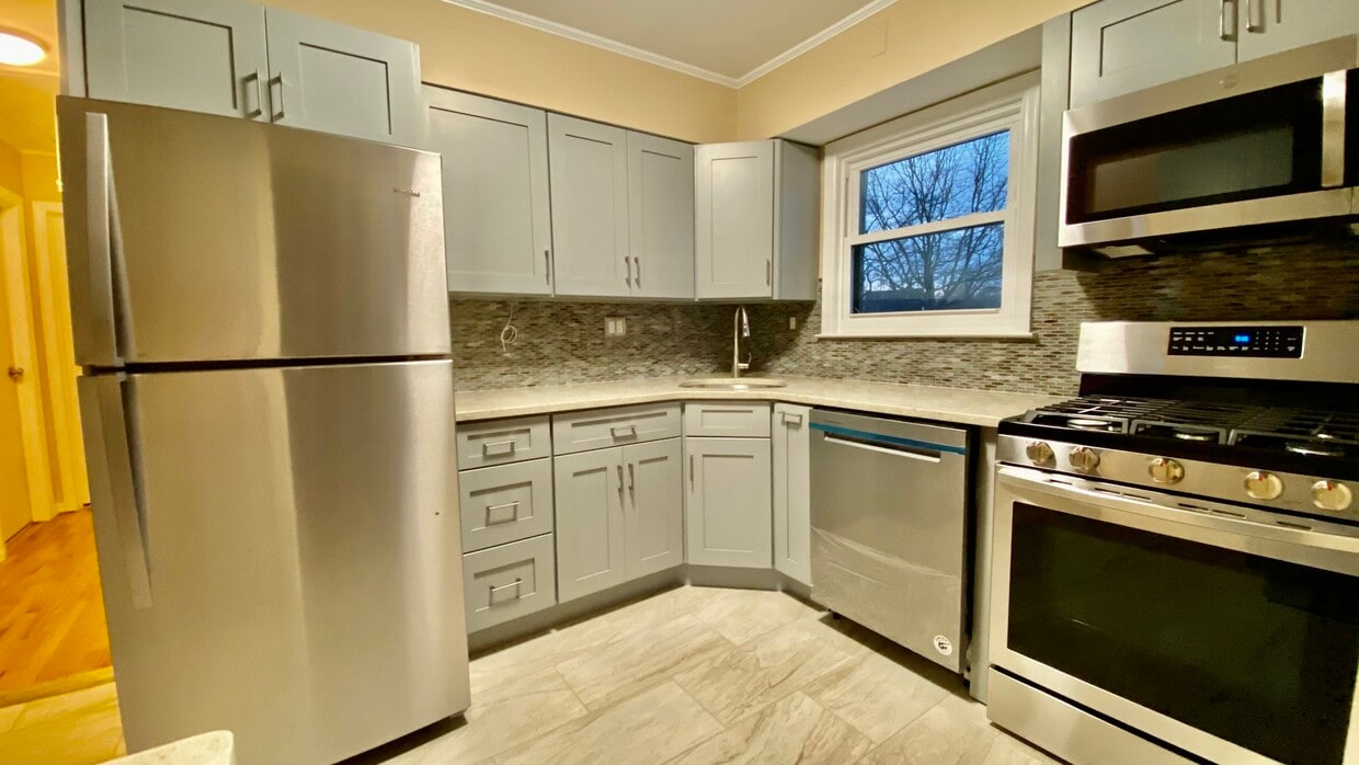 BRAND NEW quartz kitchen with stainless appliances - 61 Charles St