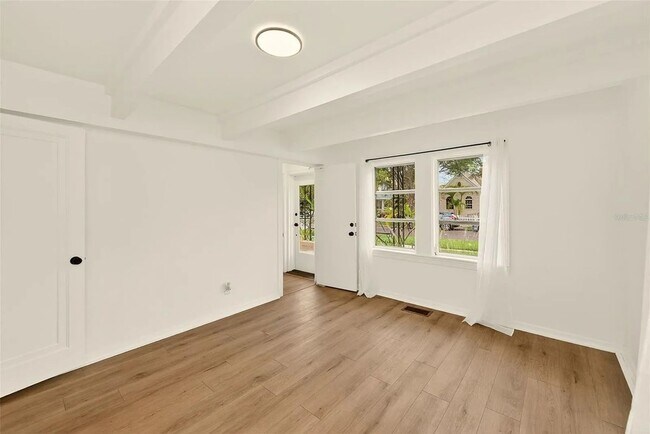 Building Photo - 925 16th Ave N