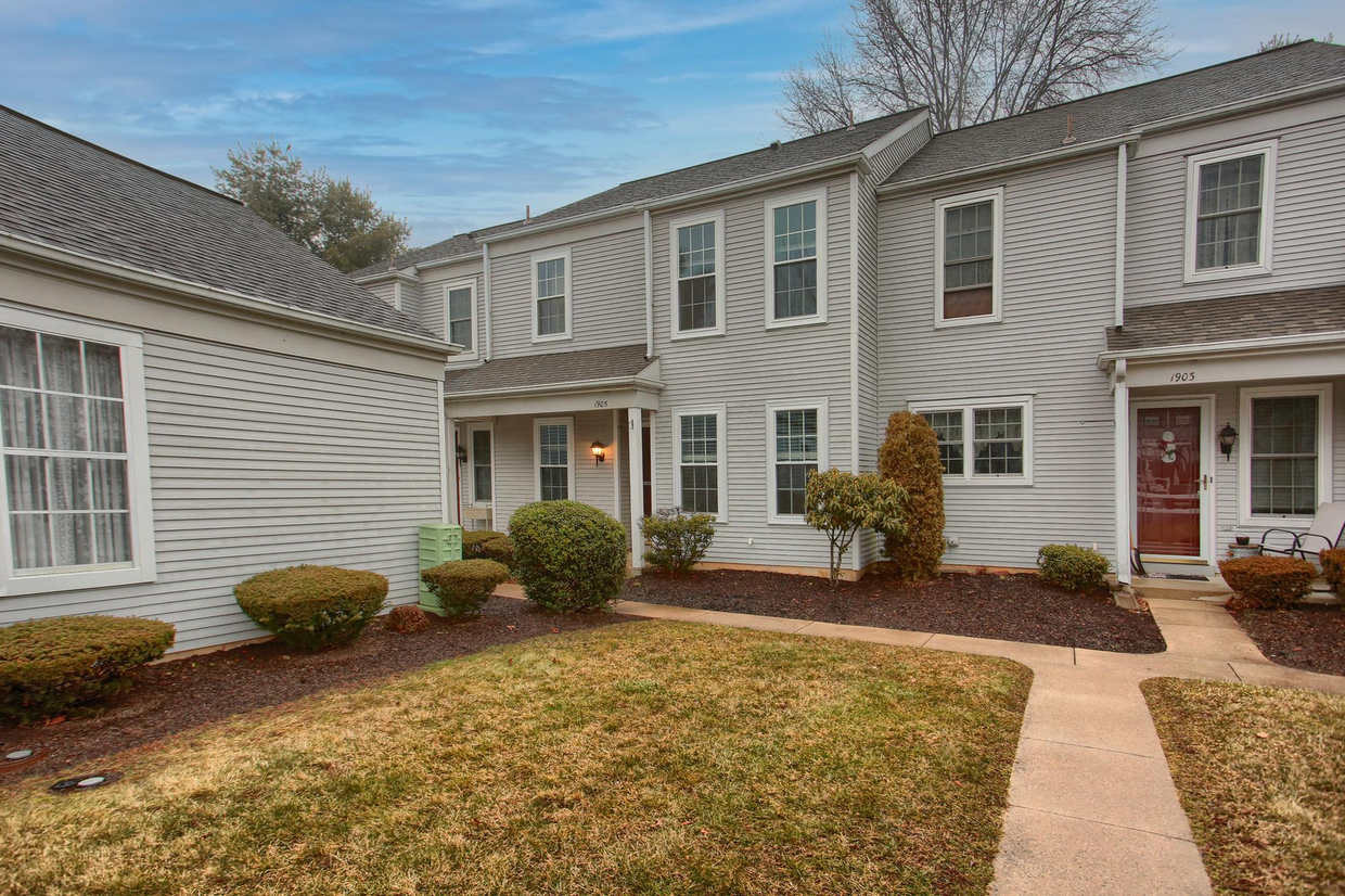 Primary Photo - Great townhome in Rockledge