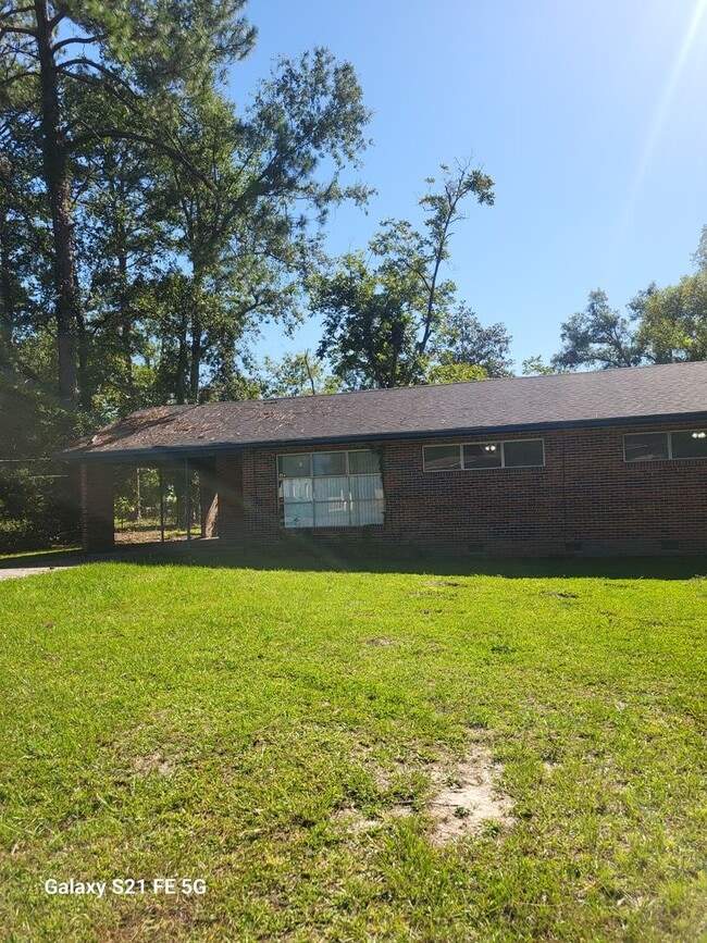 Building Photo - 3 Bedroom, 2 bath house