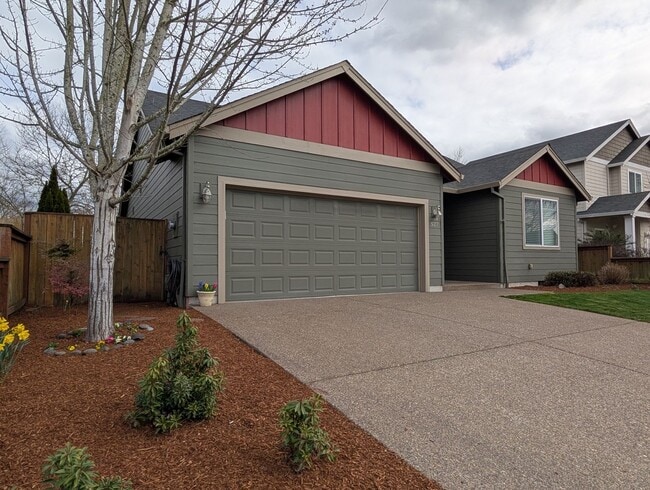 Building Photo - Great 3bed/2 bath home with solid surface flooring!