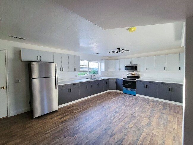 Foto del edificio - *utilities included* 3 bed 3 bath apartmen...