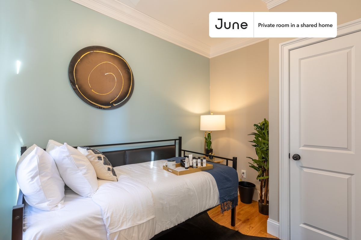 Foto principal - Private bedroom in 3 bed/1 bath Home