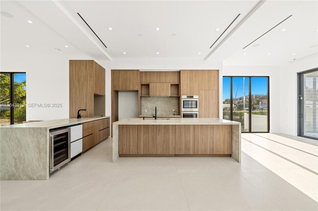 Building Photo - 2050 S Hibiscus Dr