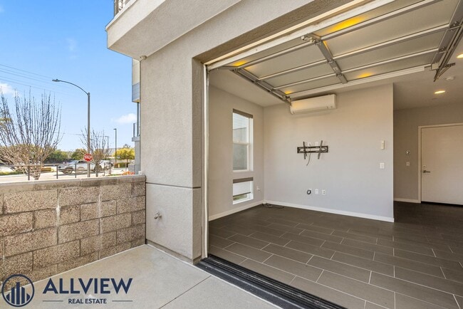 Foto del edificio - Beautiful three story live/work townhome i...