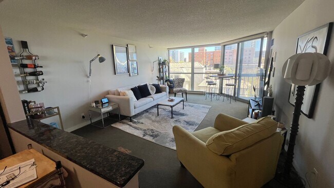 Foto del edificio - 1660 N Prospect Ave