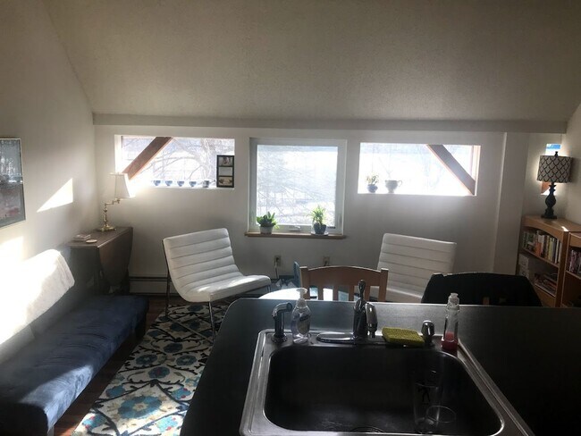 Building Photo - 1 Bedroom/ 1 Bath Apartment