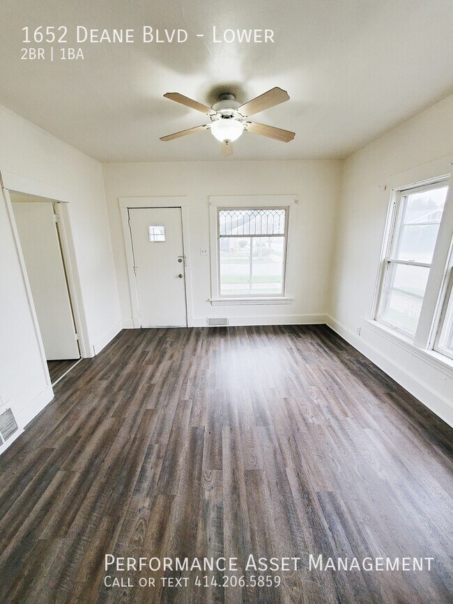 Foto del edificio - Beautiful 2 bedroom Racine lower unit