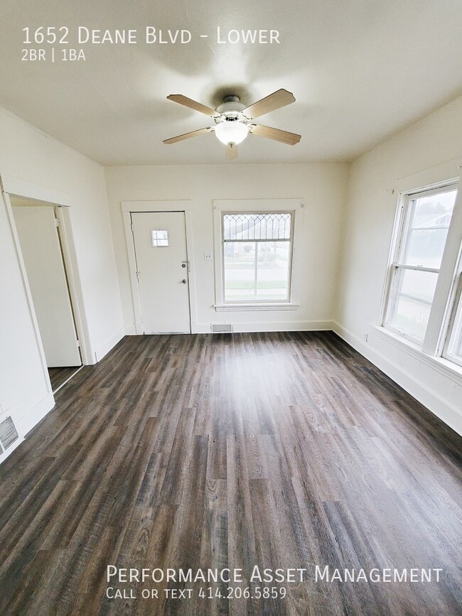 Building Photo - Beautiful 2 bedroom Racine lower unit