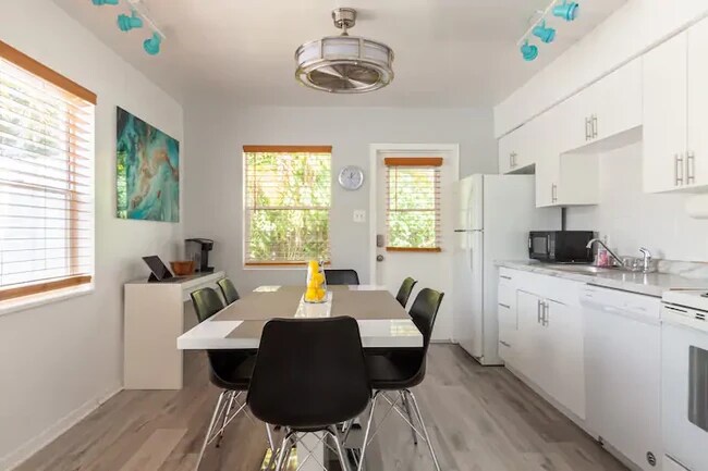 Kitchen - 1524 N Victoria Park Rd