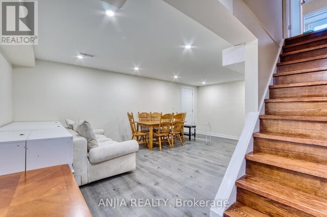 Building Photo - 37 Allangrove Crescent
