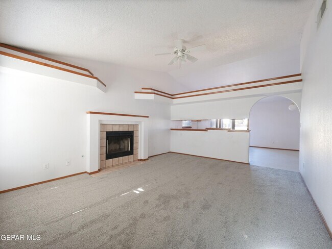 Foto del edificio - 12135 Royal Woods Dr