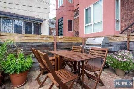 Building Photo - 108 E 63rd St