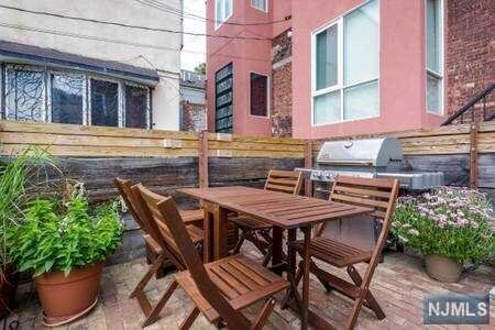 Foto del edificio - 108 E 63rd St