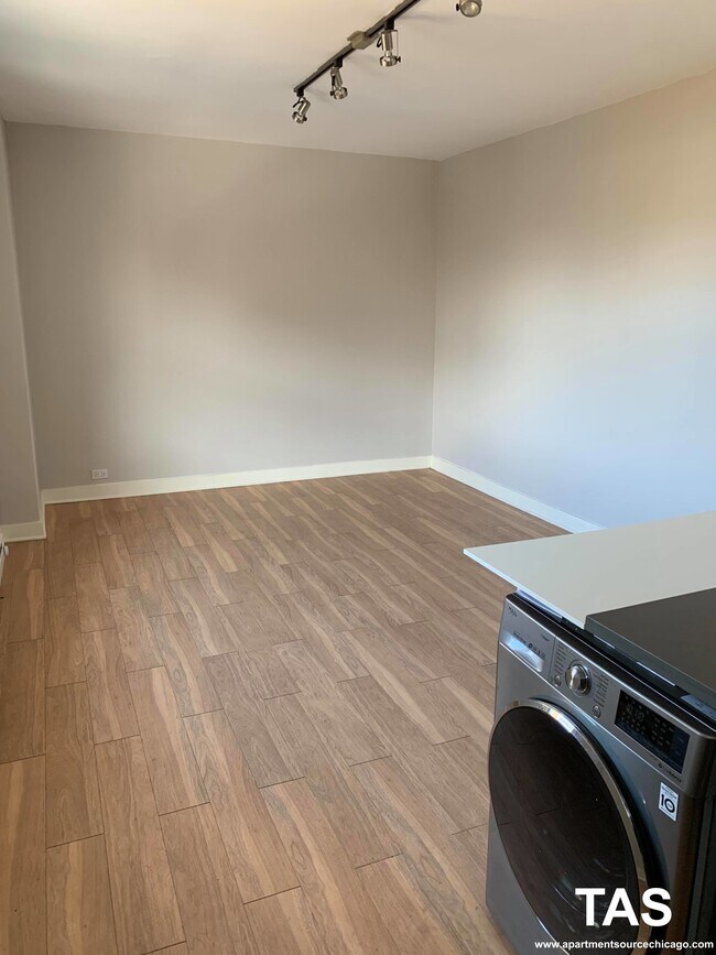 Photo - 511 W Belmont Ave Apartment