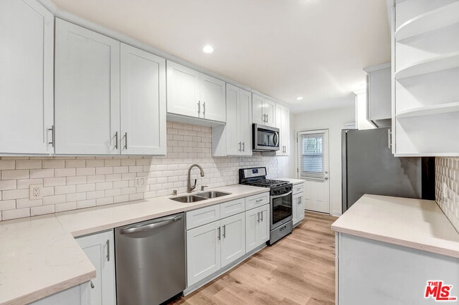 Building Photo - 337 N Oakhurst Dr