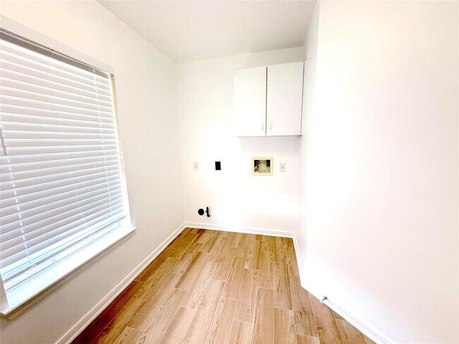 Building Photo - 4231 Lake Terrace Ct