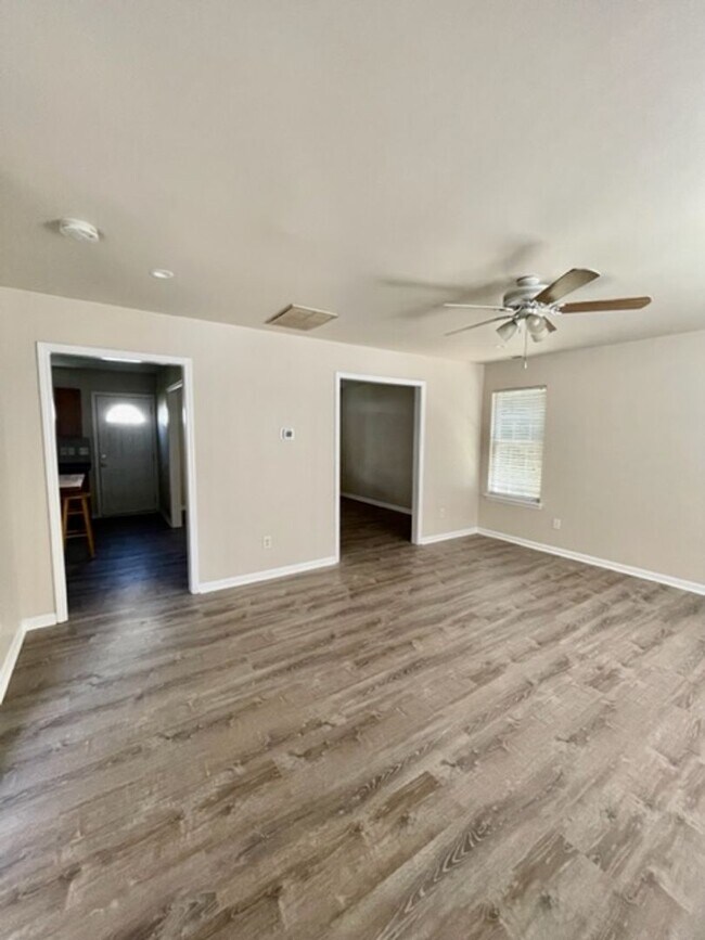 Foto del edificio - Must see this 4 bedroom 2.5 bath townhouse...