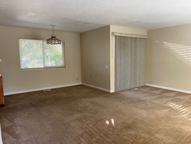 Foto del edificio - 55 and over located in Leisure Town! Updated home throughout! Beautiful backyard!