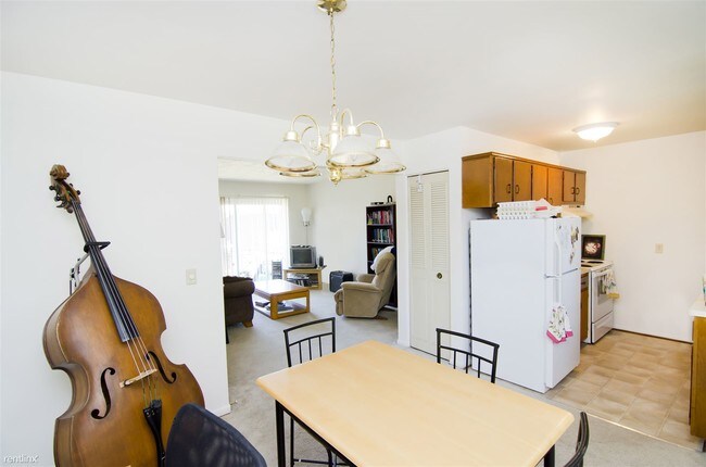 Foto del edificio - 2 br, 1 bath Apartment - Ambassador Apartm...
