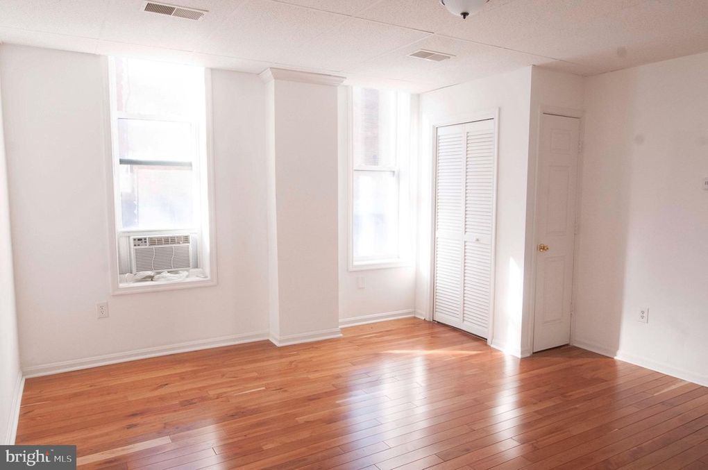 Primary Photo - 224 N Queen St