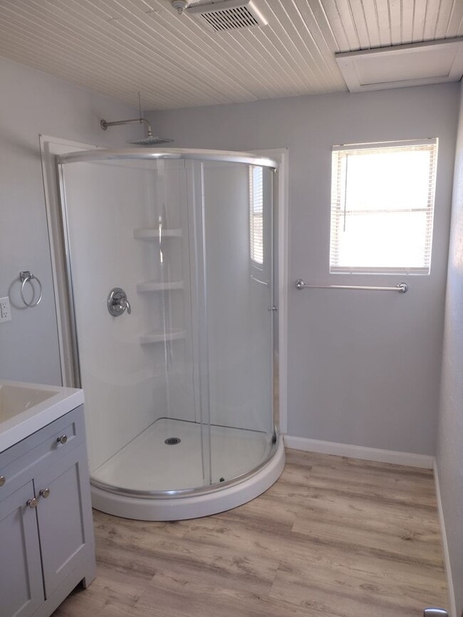 Building Photo - Newly Remodeled 1 Bedroom